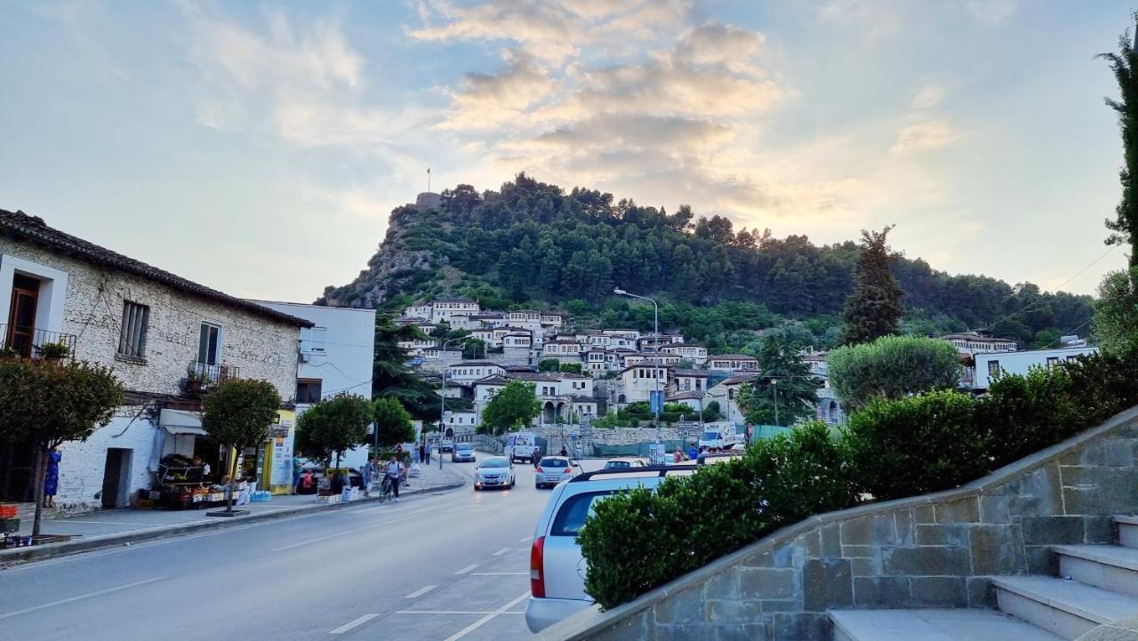 Downtown Apartment Berat Esterno foto