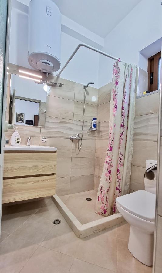 Downtown Apartment Berat Esterno foto