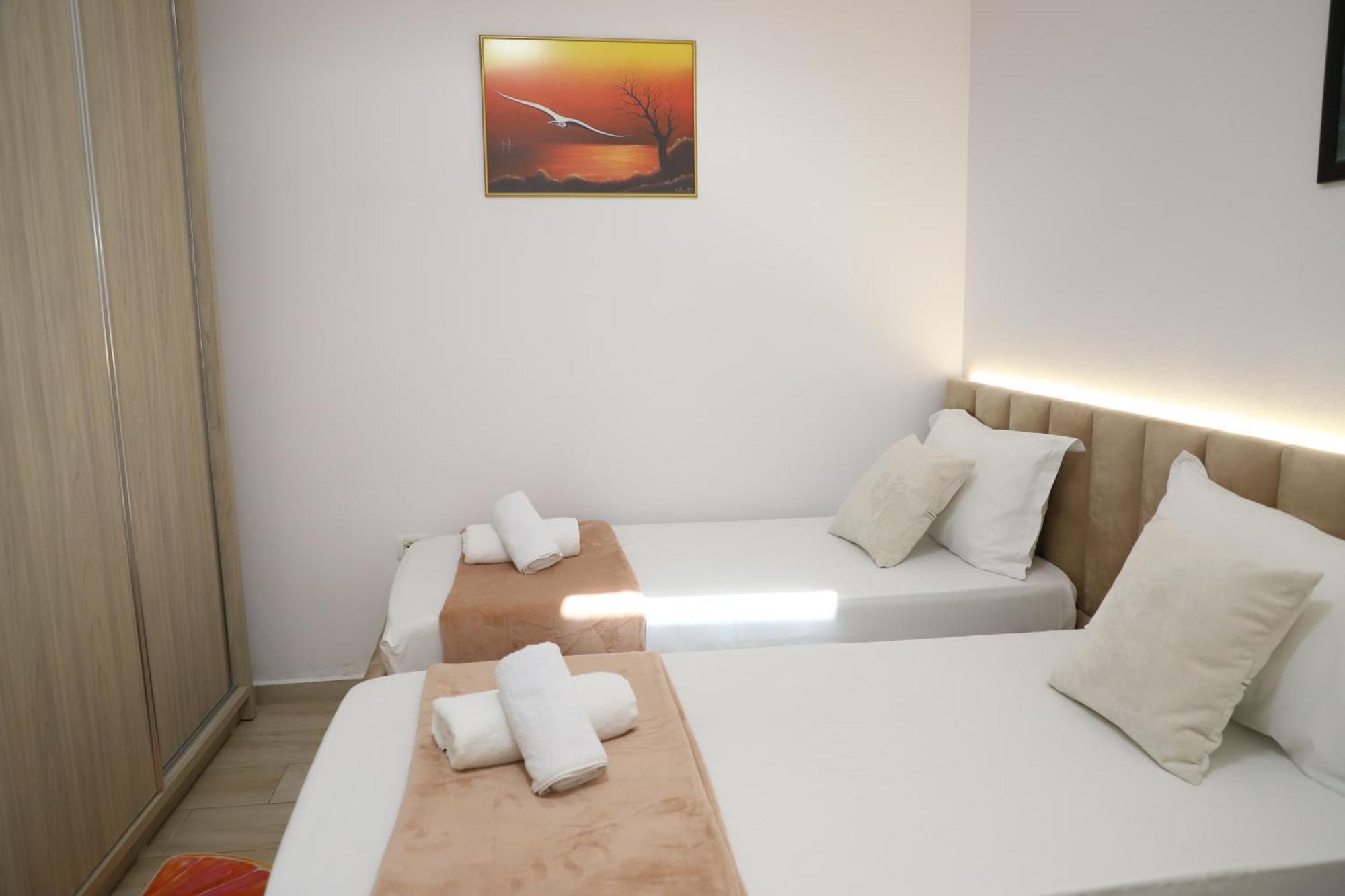 Downtown Apartment Berat Esterno foto